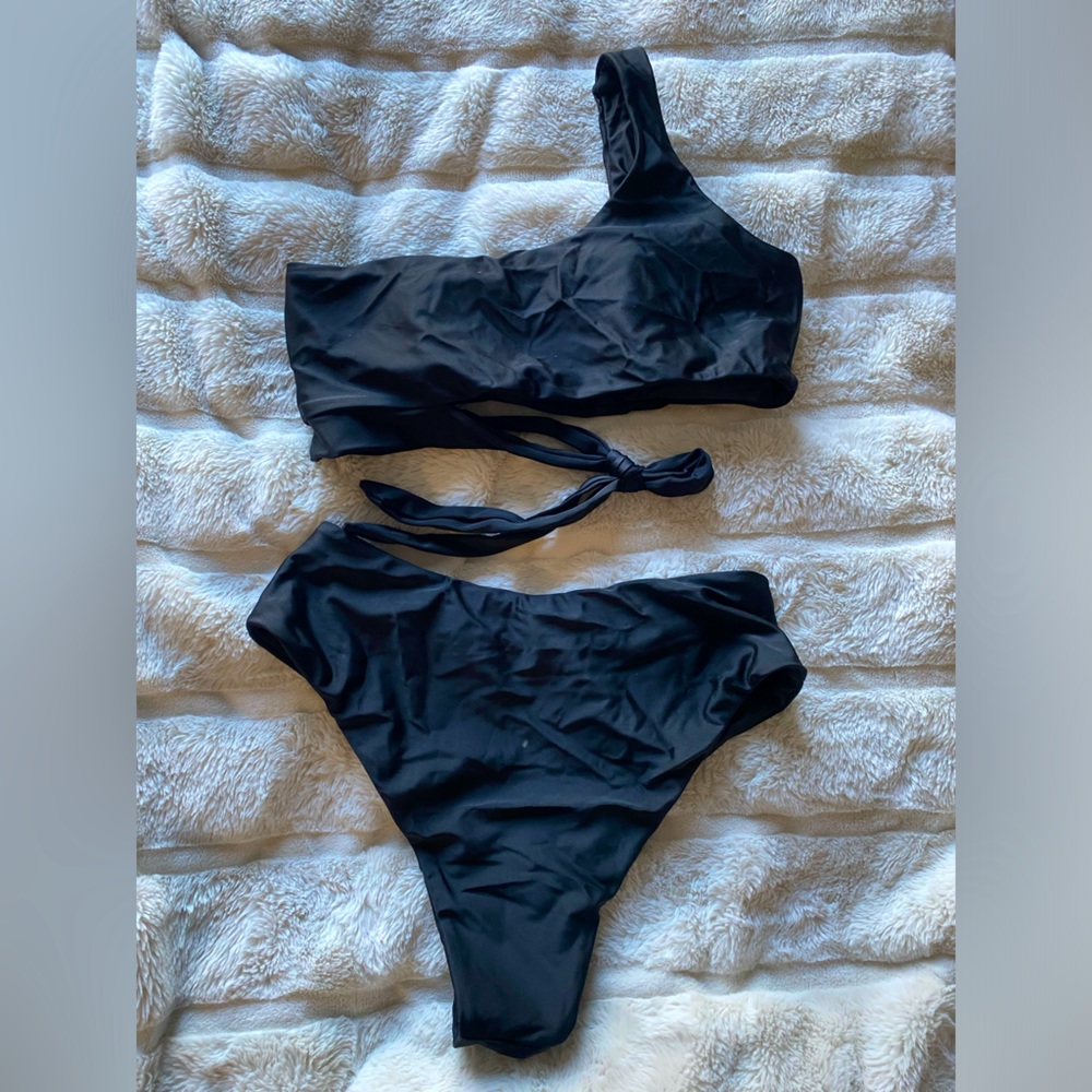 Brand NEW black bikini with 1 shoulder top.